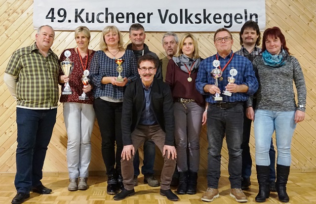 Die erfolgreichen Frohsinn-Kegler, Uwe und Andrea Lövesz, Marika Melz-Kraft, Gerd Kern, Saverio Cannatella, Reinhard Troue, Iris Fischer, Jürgen Demuth, Michael und Ulrike Ramminger, bei der Siegerehrung am Abschlussabend (v.l.)